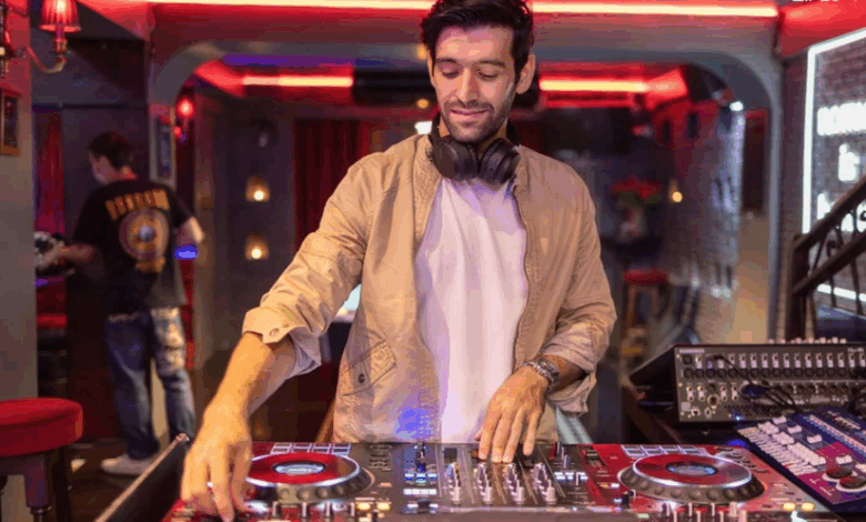 The Psychological Tricks Jewish DJs Use to Read the Room